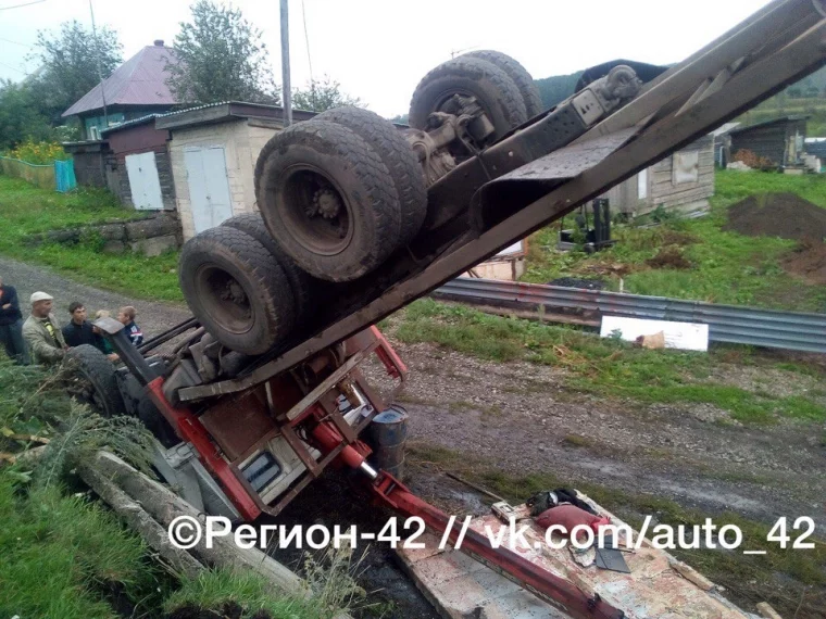 Фото: В Кемерове при погрузке плит перевернулся КамАЗ: есть пострадавший 2
