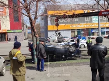 Фото: В Кузбассе иномарка перевернулась на трамвайных путях 1