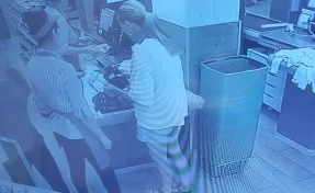 В Кемерове любительница бесплатных сосисок и кофе в супермаркете попала на видео