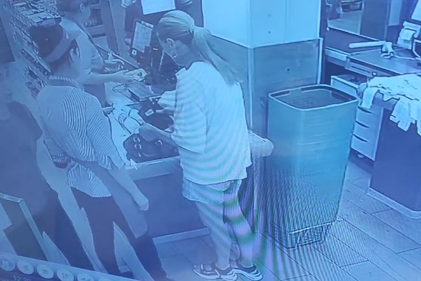 В Кемерове любительница бесплатных сосисок и кофе в супермаркете попала на видео
