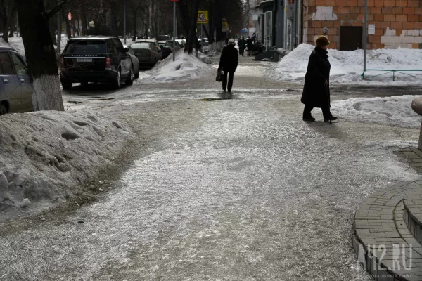 «В городе стихийное бедствие»: жители Кемерова массово жалуются на колею и гололёд на дорогах