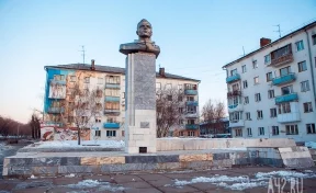 «Очистят, удалят вмятины и сколы»: власти рассказали о ремонте бюста Юрия Гагарина в Кемерове