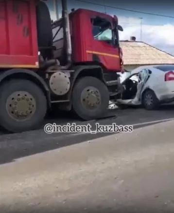 Фото: Грузовик врезался в легковой автомобиль в Кемерове 1