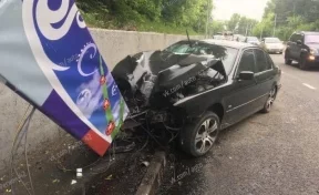 В Кемерове на Логовом шоссе автомобиль BMW врезался в столб