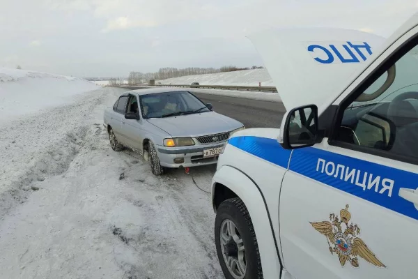 В Кузбассе сотрудник Госавтоинспекции вытянул автомобиль женщины из кювета 