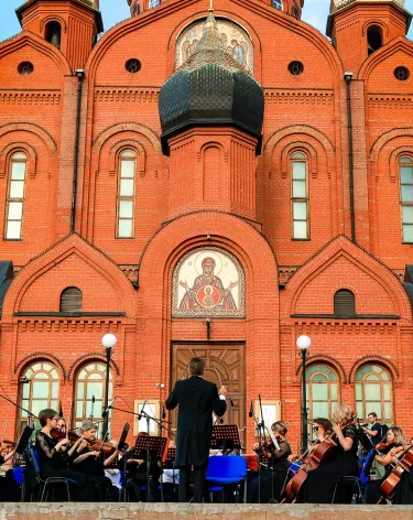 Оркестр под открытым небом: как прошёл концерт ко Дню крещения Руси у Знаменского собора в Кемерове