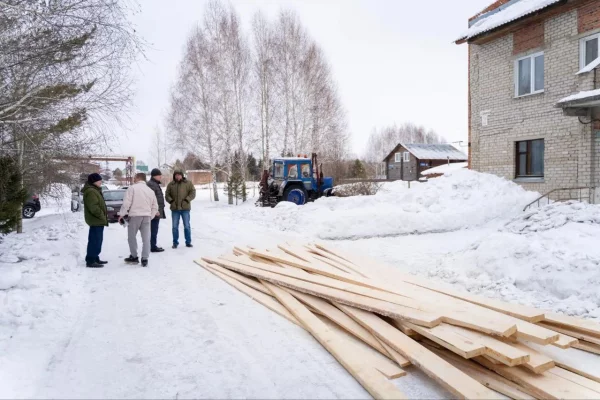 Глава Юрги проверил ход работ на повреждённой крыше многоквартирного дома 