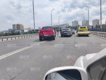 Фото: В Кемерове ДТП собрало пробку на Университетском мосту 4