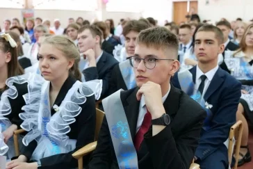 Фото: Мэр Кемерова поздравил школьников с последними звонками 3