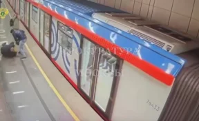 В московском метро мужчина избил пассажира