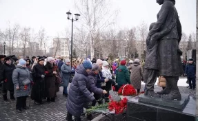 Возложение цветов и минуты молчания: кузбассовцы вспоминают блокаду Ленинграда