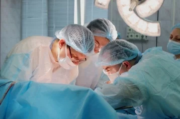 Фото: В Кузбассе врачи провели сложную операцию и спасли 70-летнего пациента с раком 1