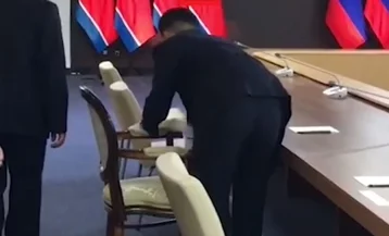 Фото: Перед началом переговоров во Владивостоке охрана Ким Чен Ына протёрла его стул спиртом  1