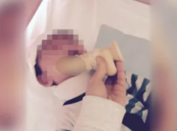 Фото: Москвичка засунула в рот сыну секс-игрушку вместо соски и похвасталась поступком в соцсетях 1