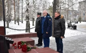 Мэр Белова возложил цветы в годовщину трагедии на шахте «Листвяжная»