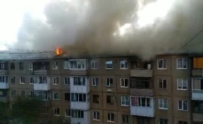 Появилось видео пожара в пятиэтажке в центре Кемерова