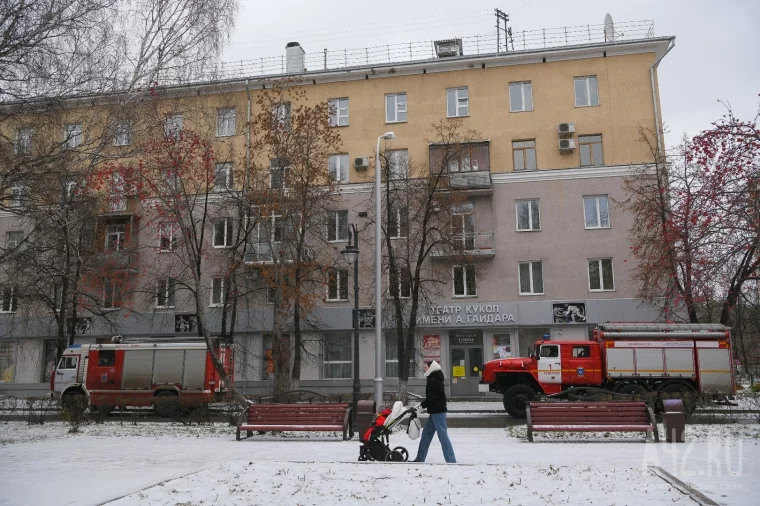 Фото: Кемеровчан встревожили пожарные машины у театра кукол 2