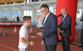 Илья Середюк вручил кемеровским школьникам знаки ГТО