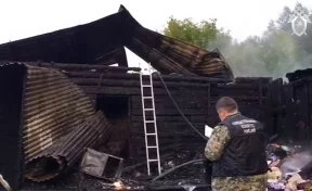 В Кузбассе двое взрослых и двое 8-летних детей погибли на пожаре в частном доме