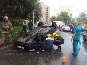 Фото: В Кемерове столкнулись четыре автомобиля: один из них опрокинулся на крышу 4