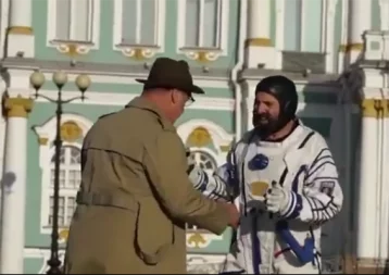 Фото: Солист Rammstein «подрался» с космонавтом на Дворцовой площади Петербурга 1