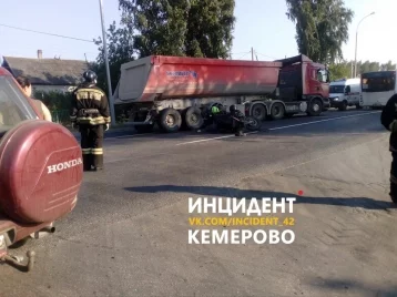 Фото: Соцсети: в Кемерове попал в аварию иностранный мотоциклист 1