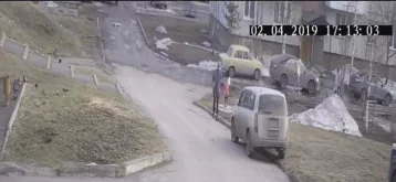 Фото: Падение маленького ребёнка в канализационный колодец в Кузбассе попало на видео 1