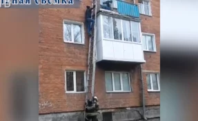 Застали врасплох: оперативники взяли штурмом квартиру налётчика в Кузбассе