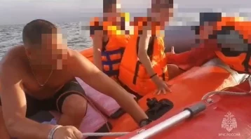 Фото: Лодка с детьми на борту перевернулась во время шторма в Приморье  1