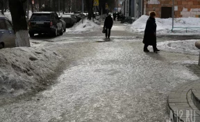 «В городе стихийное бедствие»: жители Кемерова массово жалуются на колею и гололёд на дорогах