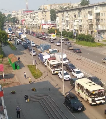 Фото: Из-за ДТП на проспекте Шахтёров в Кемерове образовалась большая пробка 3