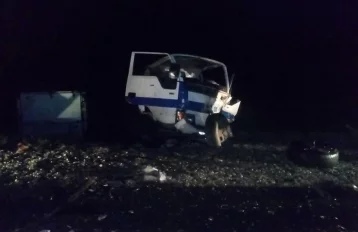 Фото: На кузбасской трассе легковой автомобиль врезался в грузовик: есть погибшие 1