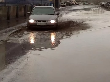 Фото: В Ленинском районе Кемерова автомобильная дорога ушла под воду 1