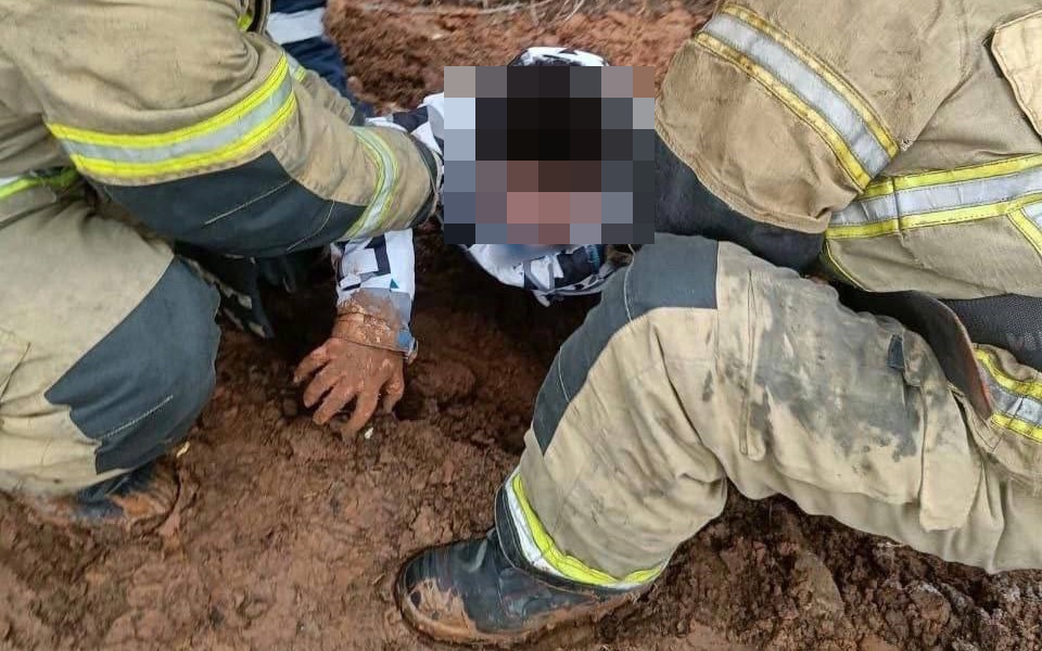 В Ижевске спасли подростка, увязшего в глине