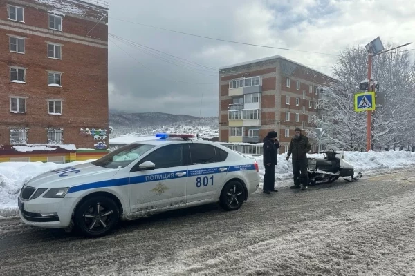 В Шерегеше снегоходчик попался инспекторам ГАИ на дороге общего пользования