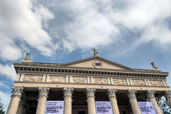 В Новокузнецке полиция нашла мужчину, который справил нужду на крыше театра драмы