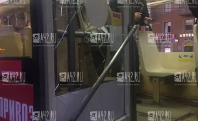 «Устроил скандал»: в полиции прокомментировали инцидент в трамвае Кемерова, где пьяный мужчина разбил стекло входной двери