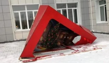Фото: В Кузбассе задержали вандалов, разрушивших новогоднюю уличную фотозону 1