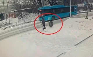 В Новокузнецке дворник отсудил 70 тысяч рублей за прилетевшее в него колесо автобуса