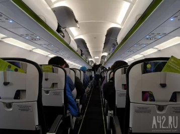 Фото: «Впечатляет!»: стюардесса сделала сальто на борту самолёта и удивила пользователей Сети 1