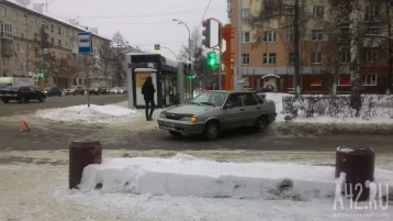 Фото: В центре Кемерова ВАЗ вылетел на обочину после ДТП 1
