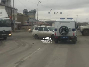 Фото: На Кузнецком проспекте в Кемерове произошло серьёзное ДТП: есть пострадавшие 2
