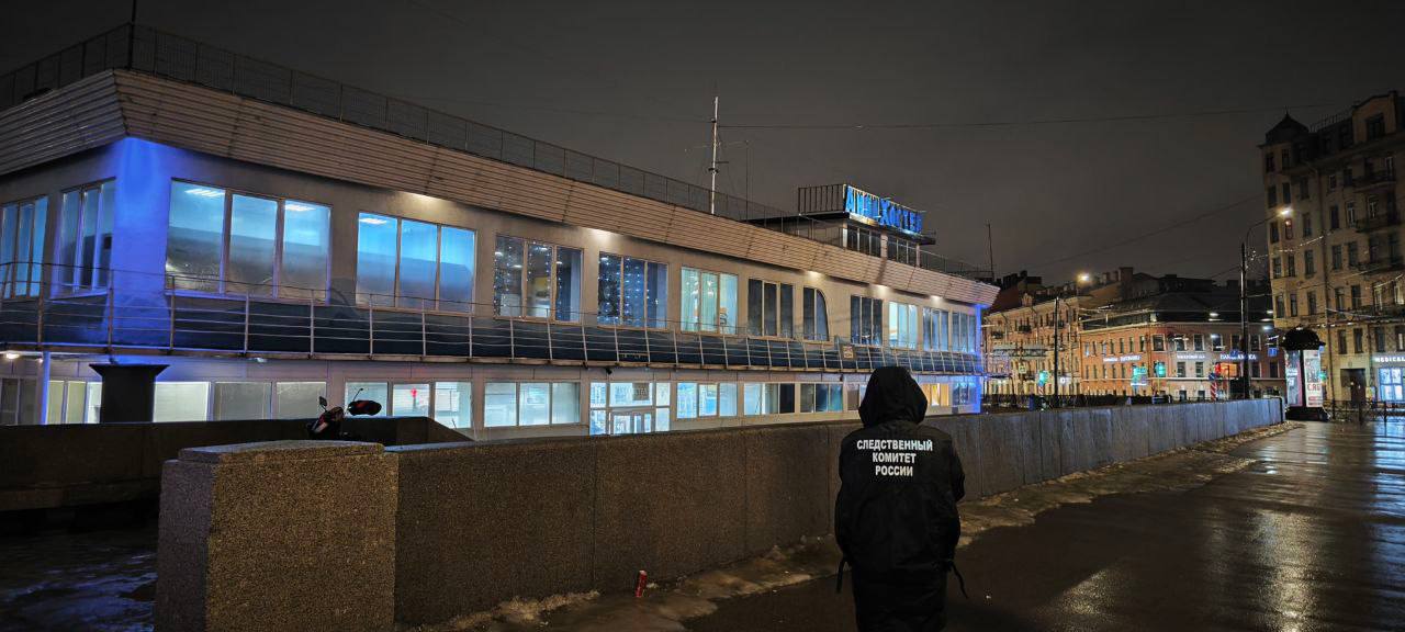 В Санкт-Петербурге затопило дебаркадер «Аквахостел» с 80 гостями