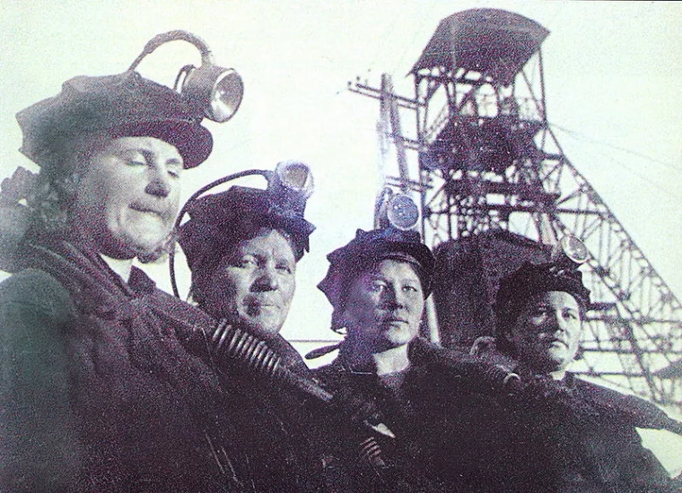 Женская бригада шахты имени Кирова треста «Ленинуголь» перед спуском в шахту. 1942 год