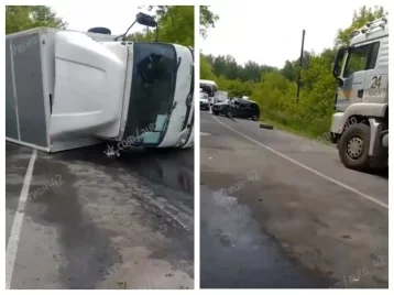 Фото: В Кемерове упавший на бок грузовик перегородил дорогу  1