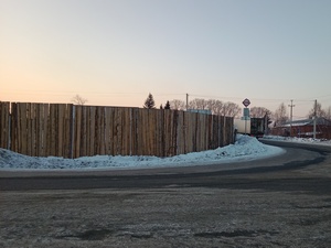 Кузбассовца осудили за глухой забор, мешавший обзору на дороге