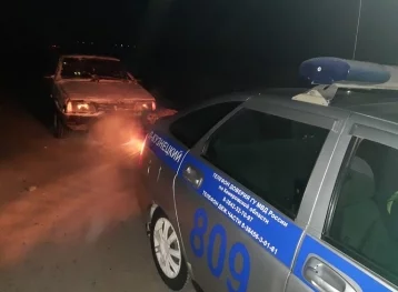 Фото: В Кузбассе полицейские спасли застрявшую на трассе женщину 1