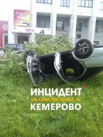 Фото: В Кемерове машина врезалась в дерево и перевернулась 3
