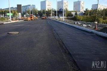 Фото: Укладка асфальтобетона и монтаж подсветки: в Кемерове ремонт Университетского моста находится на завершающем этапе  3