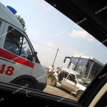 Фото: «Зажало женщину»: очевидцы рассказали подробности столкновения автобуса с легковушкой в Кемерове 1